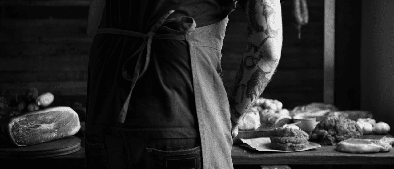 Carnicero preparando producto artesano