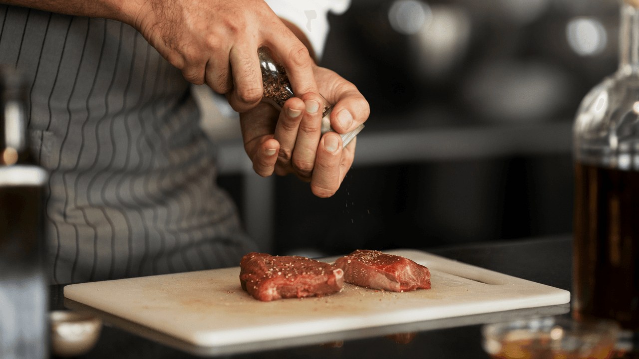 Chef preparando un corte de carne
